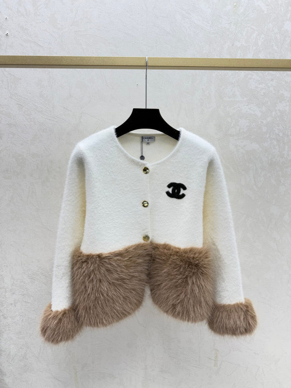 Cardigan Chanel 2025 en laine blanche et noire bordé de fausse fourrure