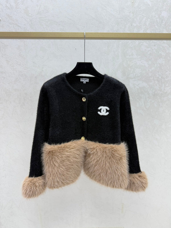Cardigan Chanel 2025 en laine blanche et noire bordé de fausse fourrure