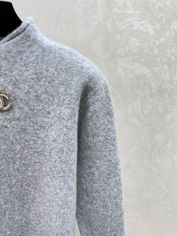 Chandail en tricot Chanel 2025 à col roulé et manches longues en laine et cachemire 734803