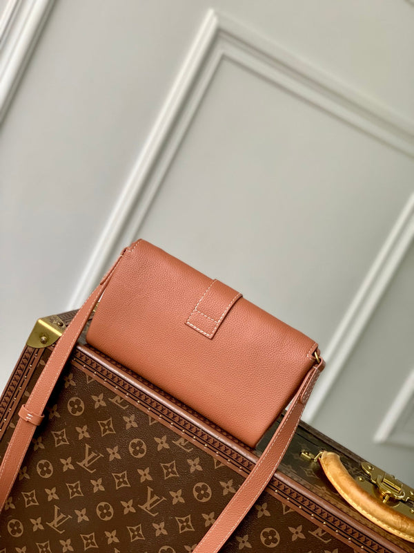 Borsa LV Lock in pelle di vitello marrone oro 240869