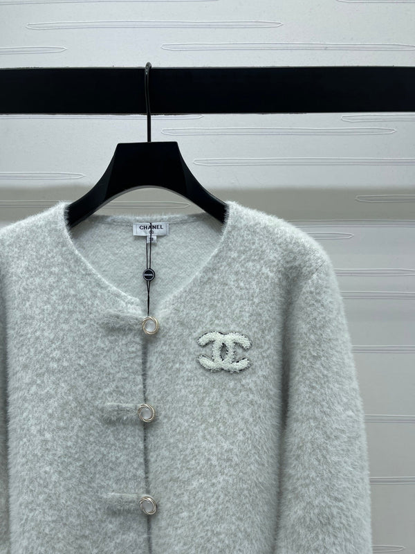 Chanel 2025 Cardigan à col ras du cou et manches en fourrure Gris clair Polyester Laine 319594