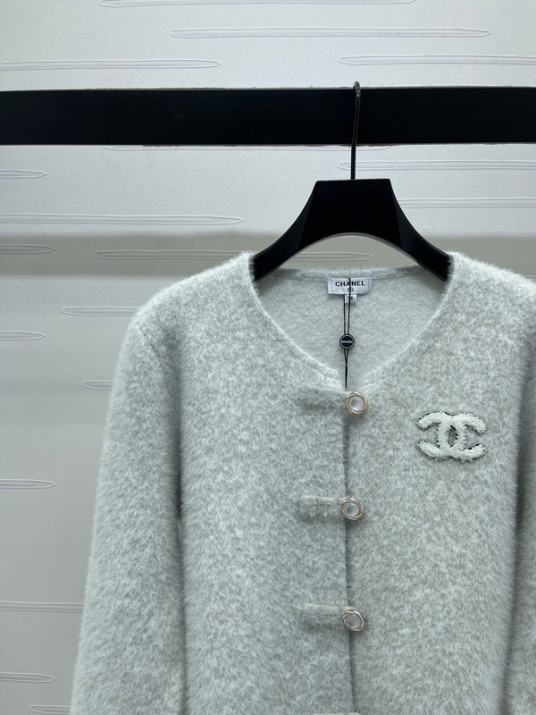 Chanel 2025 Cardigan à col ras du cou et manches en fourrure Gris clair Polyester Laine 319594