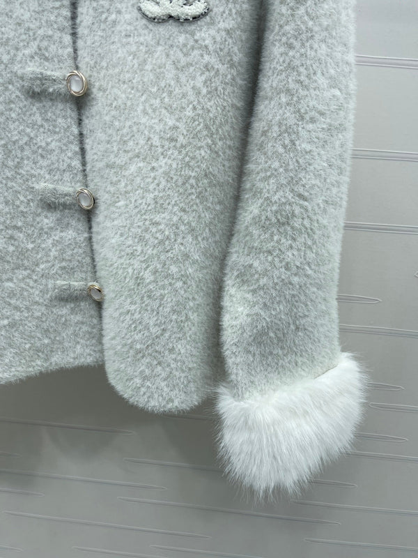 Chanel 2025 Cardigan à col ras du cou et manches en fourrure Gris clair Polyester Laine 319594