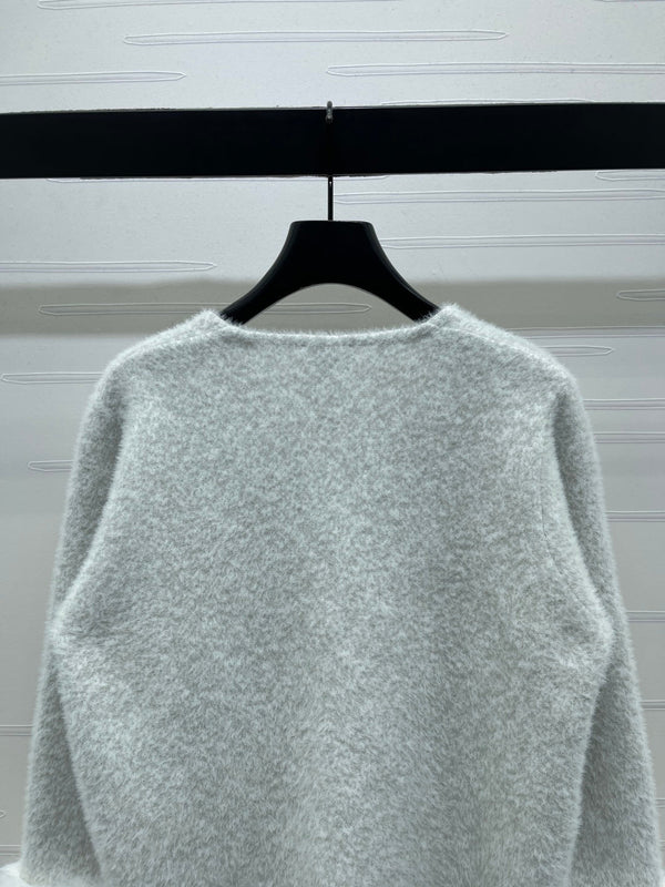 Chanel 2025 Cardigan à col ras du cou et manches en fourrure Gris clair Polyester Laine 319594