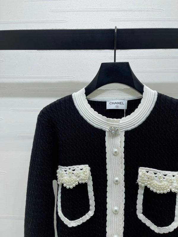 Chanel 25 Cardigan Laine noire mélangée blanche 321300
