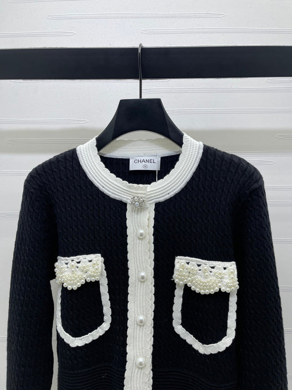 Chanel 25 Cardigan Laine noire mélangée blanche 321300