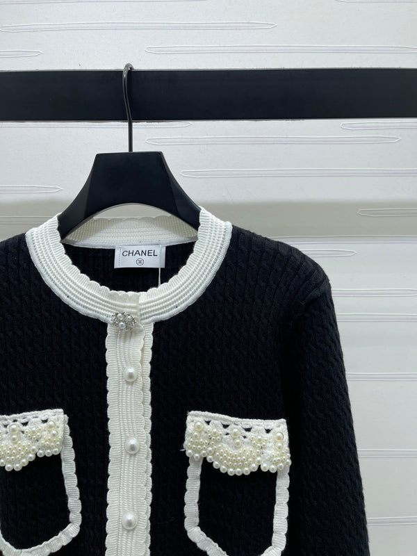 Chanel 25 Cardigan Laine noire mélangée blanche 321300