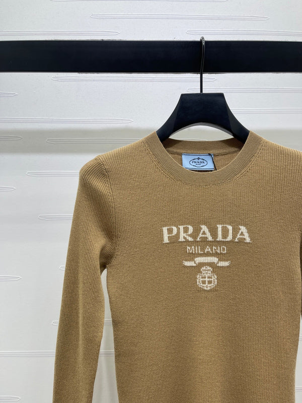 Pull Prada en laine intarsia avec logo, en laine camel 351032