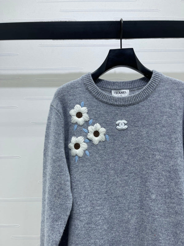 Pull gris à motifs floraux Chanel brodé 340998