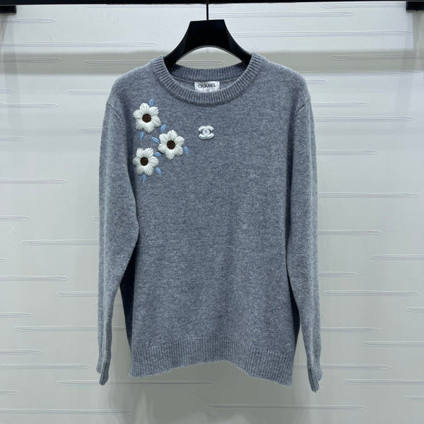 Pull gris à motifs floraux Chanel brodé 340998