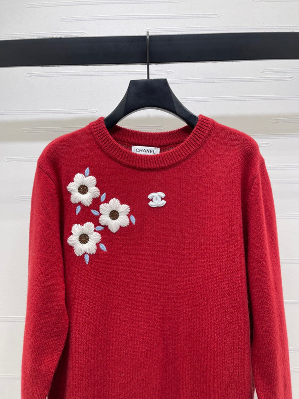 Pull rouge en maille Chanel à motifs floraux brodés 340997
