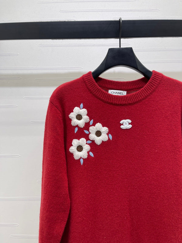 Pull rouge en maille Chanel à motifs floraux brodés 340997