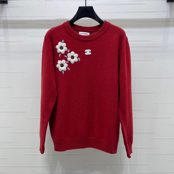 Pull rouge en maille Chanel à motifs floraux brodés 340997