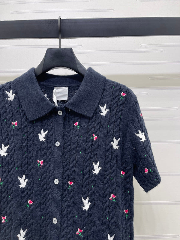 CD SS26 Polo en maille brodé oiseau rose marine cachemire 351083