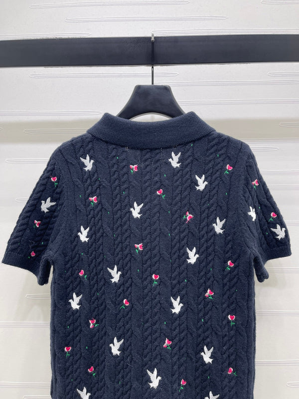 CD SS26 Polo en maille brodé oiseau rose marine cachemire 351083