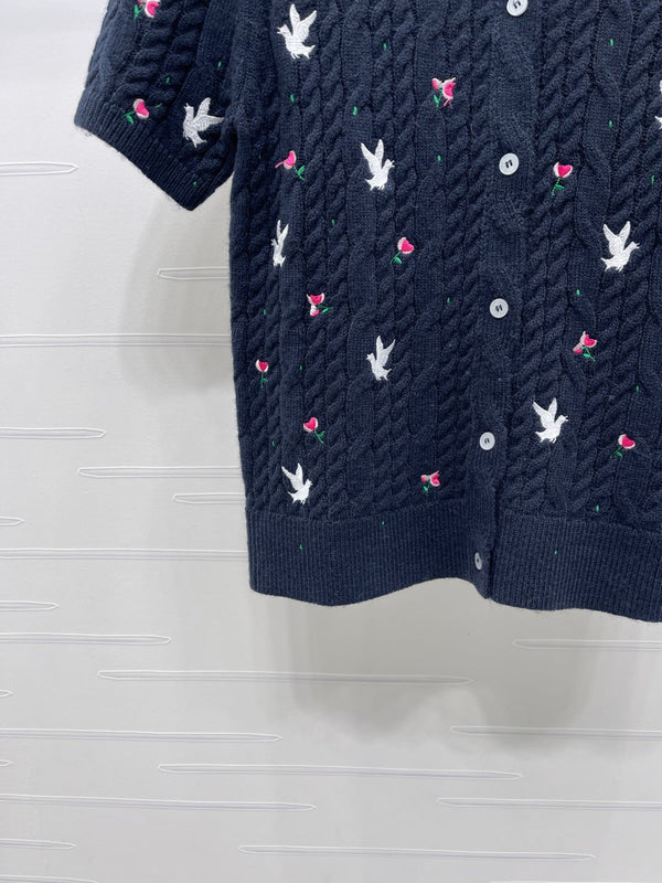 CD SS26 Polo en maille brodé oiseau rose marine cachemire 351083