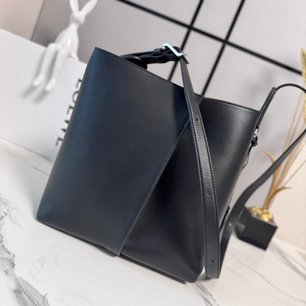 Loew Medium Bilbao Bucket Black Smooth Calfskin 289316