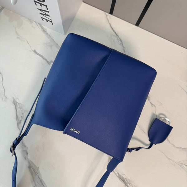 Loew Medium Bilbao Bucket Blue Smooth Calfskin 289318)