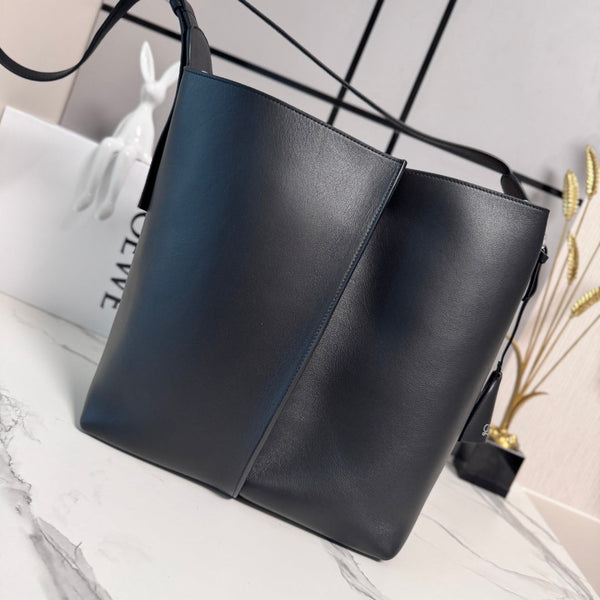 Loew Large Bilbao Bucket Black Smooth Calfskin 289322