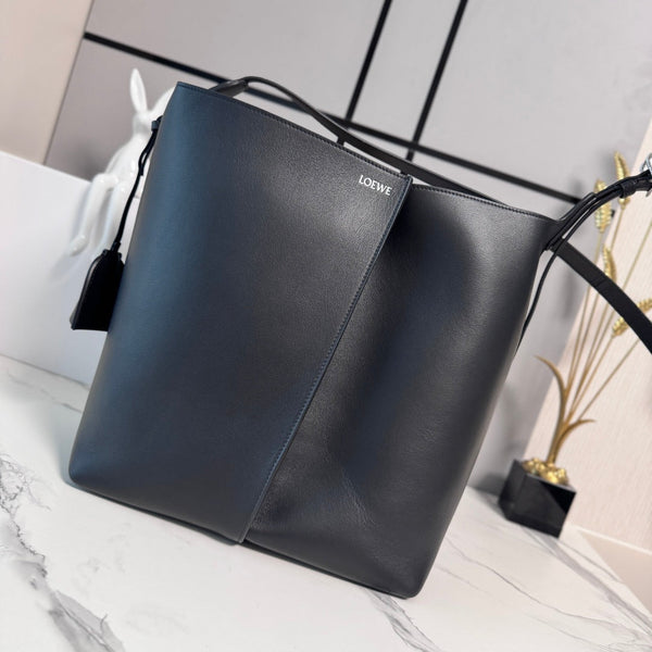 Loew Large Bilbao Bucket Black Smooth Calfskin 289322