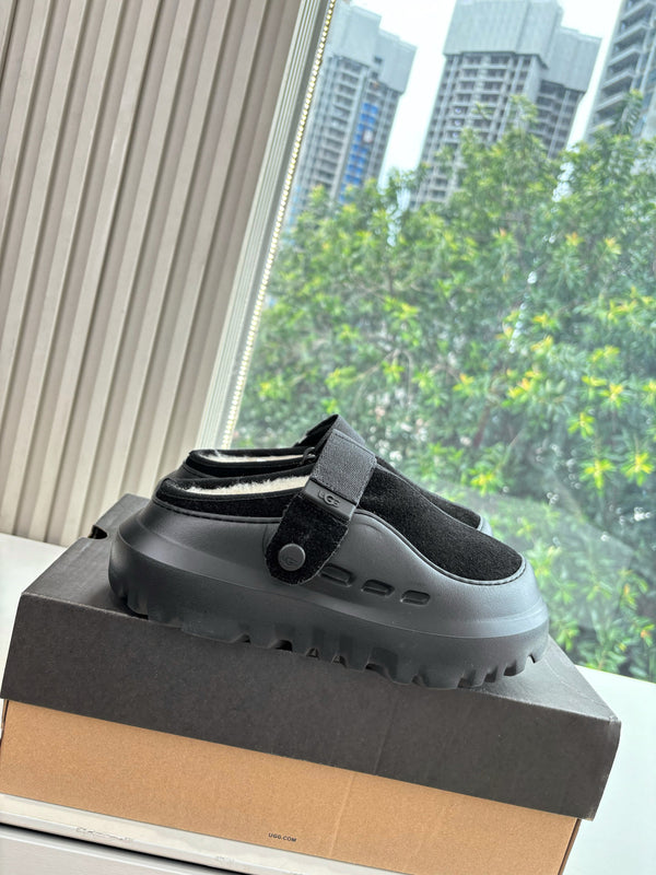 UGG PeakMod Mule Black Suede 525928