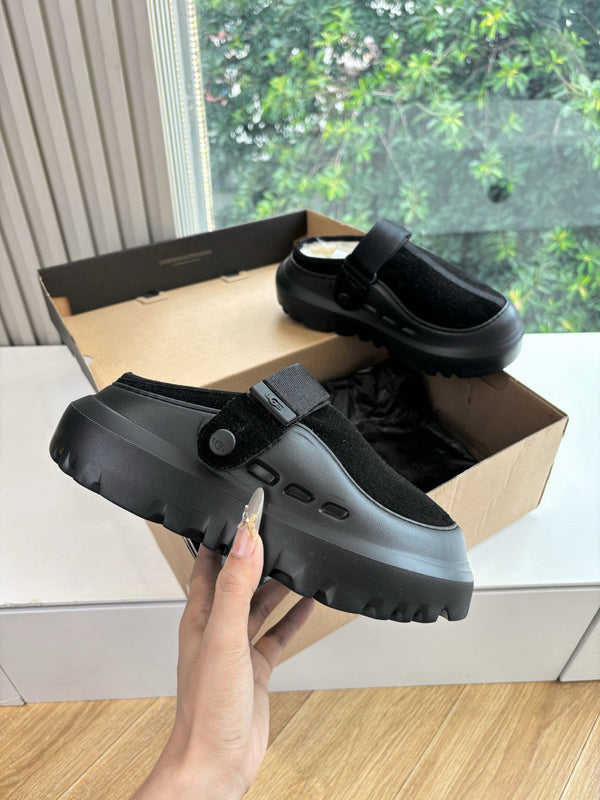 UGG PeakMod Mule Black Suede 525928