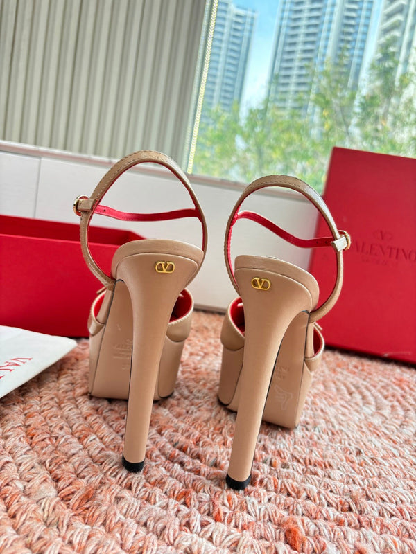 Escarpins plateforme Valentino Crasher 14,5 cm en peau de mouton beige 702231