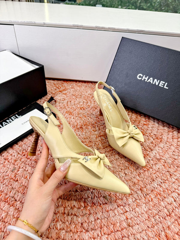CC 26s Escarpins à Nœud Bride Arrière Daim Beige 703668