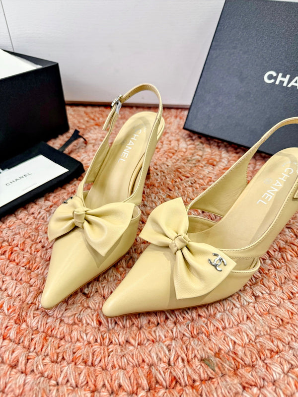 CC 26s Escarpins à Nœud Bride Arrière Daim Beige 703668