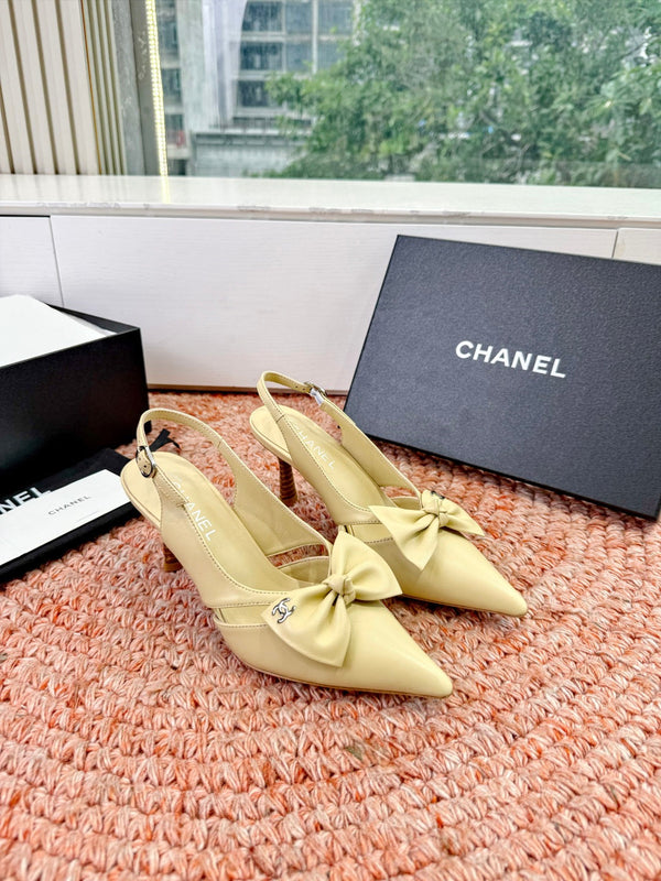 CC 26s Escarpins à Nœud Bride Arrière Daim Beige 703668