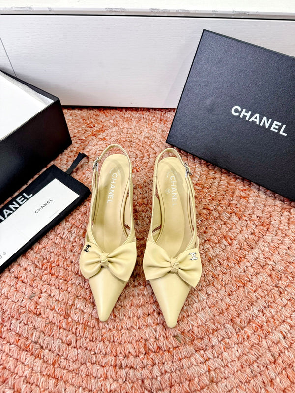 CC 26s Escarpins à Nœud Bride Arrière Daim Beige 703668