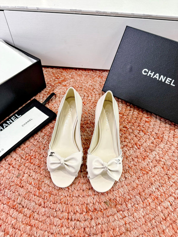 CC 26s Bow High Heels White Sheepskin 703676