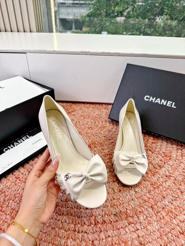 CC 26s Bow High Heels White Sheepskin 703676