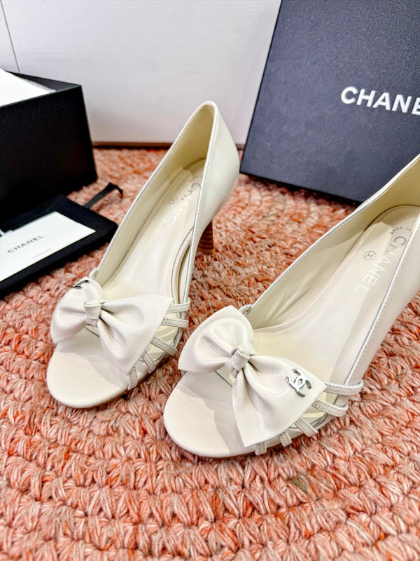CC 26s Bow High Heels White Sheepskin 703676