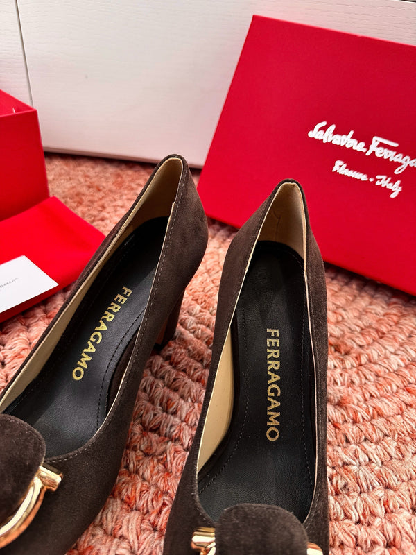 Ferragamo Gancini Pumps Dark Brown Suede 760467