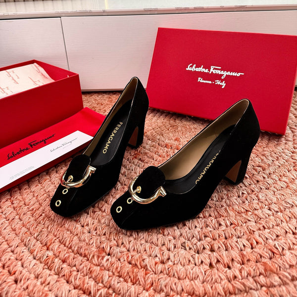 Ferragamo Gancini Pumps Black Suede 760468