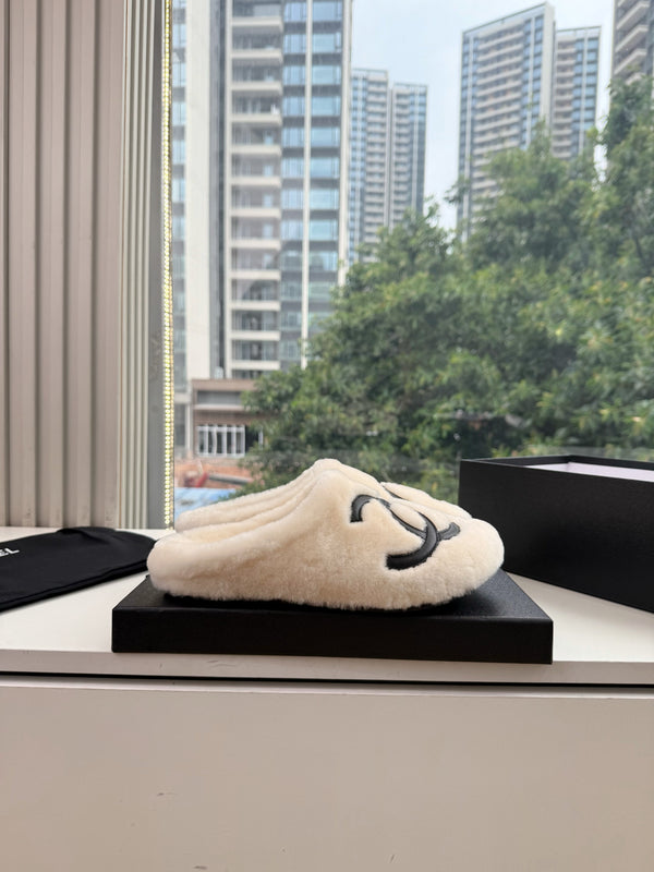 CC 26s Mules White Shearling 967544