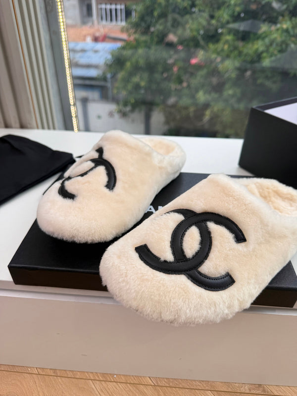 CC 26s Mules White Shearling 967544