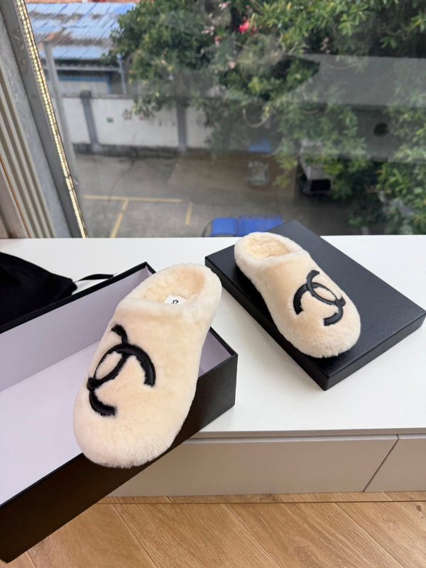 CC 26s Mules White Shearling 967544