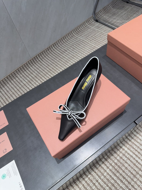 Miu 26s Pointed Toe Pumps 55mm In Black And White Calfskin With Bow
