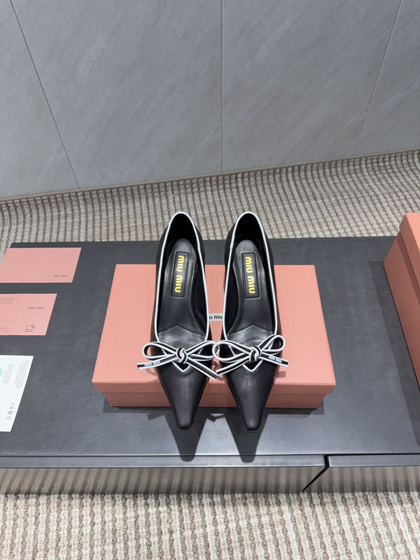 Miu 26s Pointed Toe Pumps 55mm In Black And White Calfskin With Bow