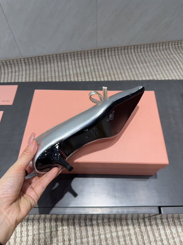 Miu 26s Pointed Toe Pumps 55mm In Silver Calfskin With Bow