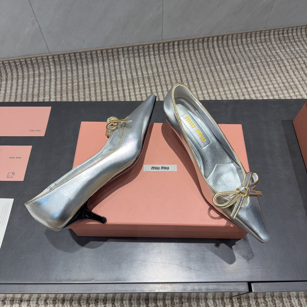 Miu 26s Pointed Toe Pumps 55mm In Silver Calfskin With Bow