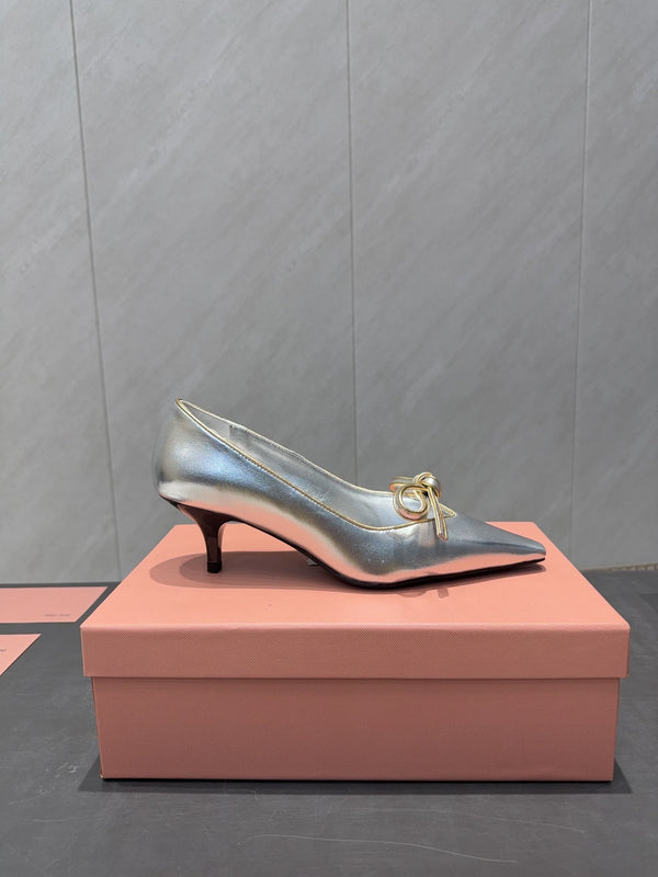 Miu 26s Pointed Toe Pumps 55mm In Silver Calfskin With Bow