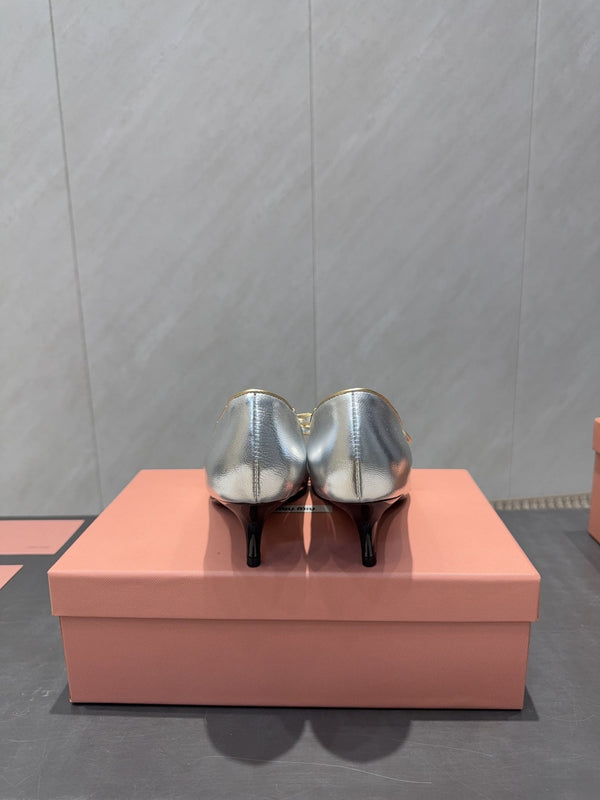 Miu 26s Pointed Toe Pumps 55mm In Silver Calfskin With Bow