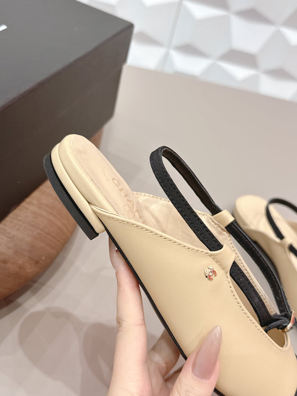 Ballerines CC 26s bout rond talon ouvert Noir Beige Tissu Cuir 613255