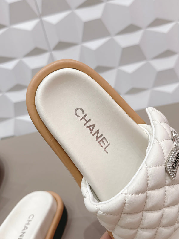 CC 26s Sandals Double C Buckle White Quilted Leather 613270