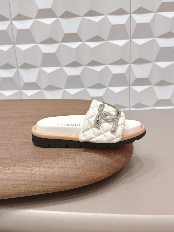 CC 26s Sandals Double C Buckle White Quilted Leather 613270