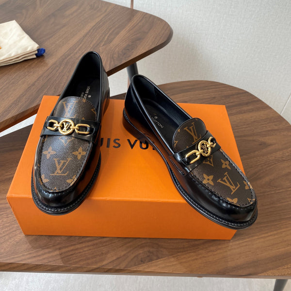 Mocassino piatto LV Chess in tela monogramma marrone e pelle verniciata nera 477726
