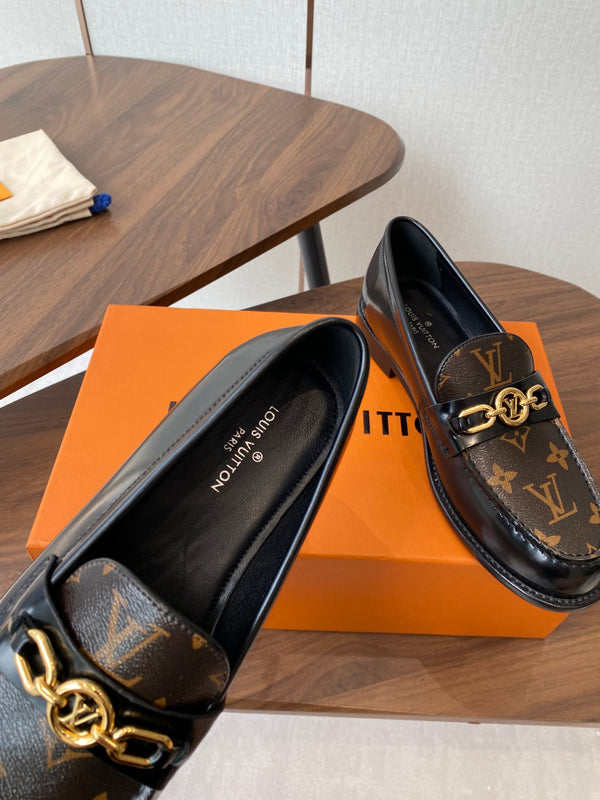 Mocassino piatto LV Chess in tela monogramma marrone e pelle verniciata nera 477726